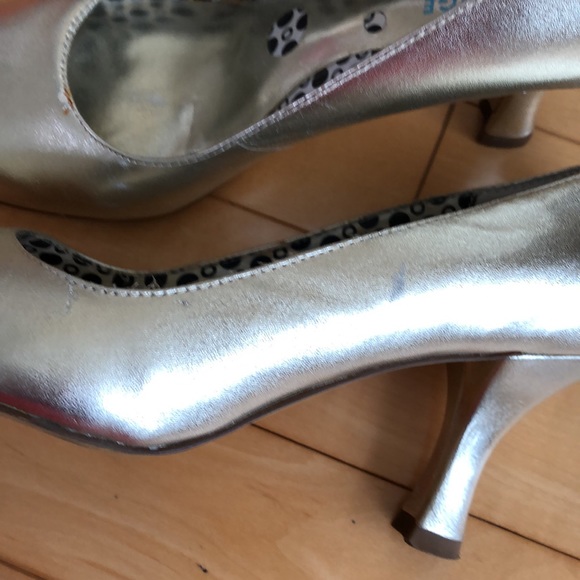 CHANGE by Charles David Leather Gold shoes.  Mid-height heels. - Picture 6 of 6